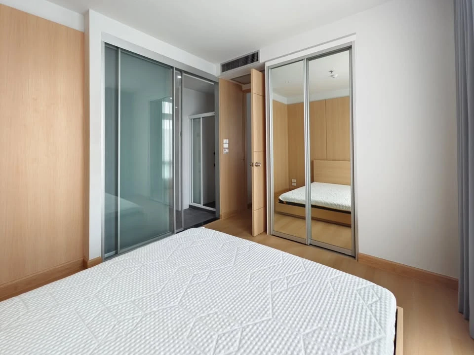 For rent: The Height Thonglor, a truly "open" condo with a 270-degree panoramic view. Corner unit with windows on two sides. Reserve now!