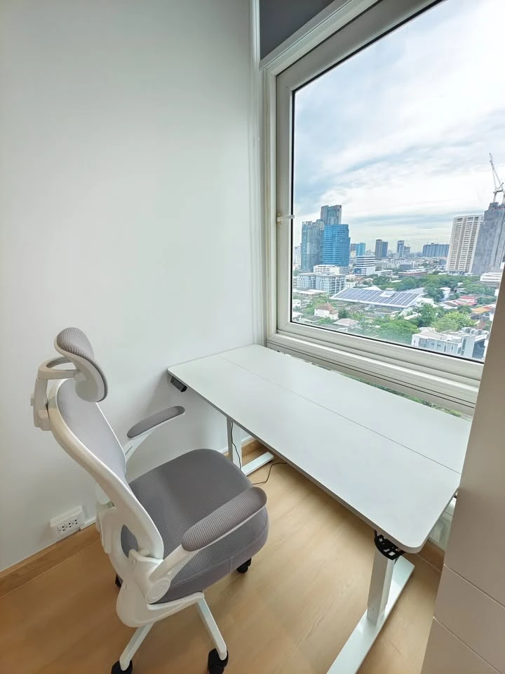 For rent: The Height Thonglor, a truly "open" condo with a 270-degree panoramic view. Corner unit with windows on two sides. Reserve now!