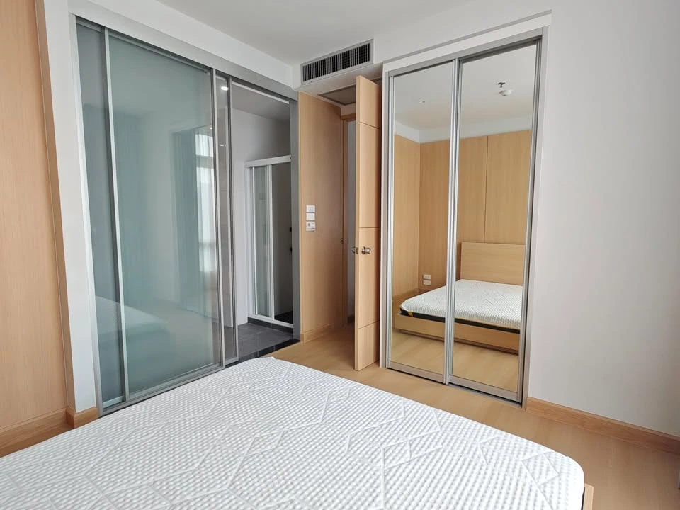 For rent: The Height Thonglor, a truly "open" condo with a 270-degree panoramic view. Corner unit with windows on two sides. Reserve now!