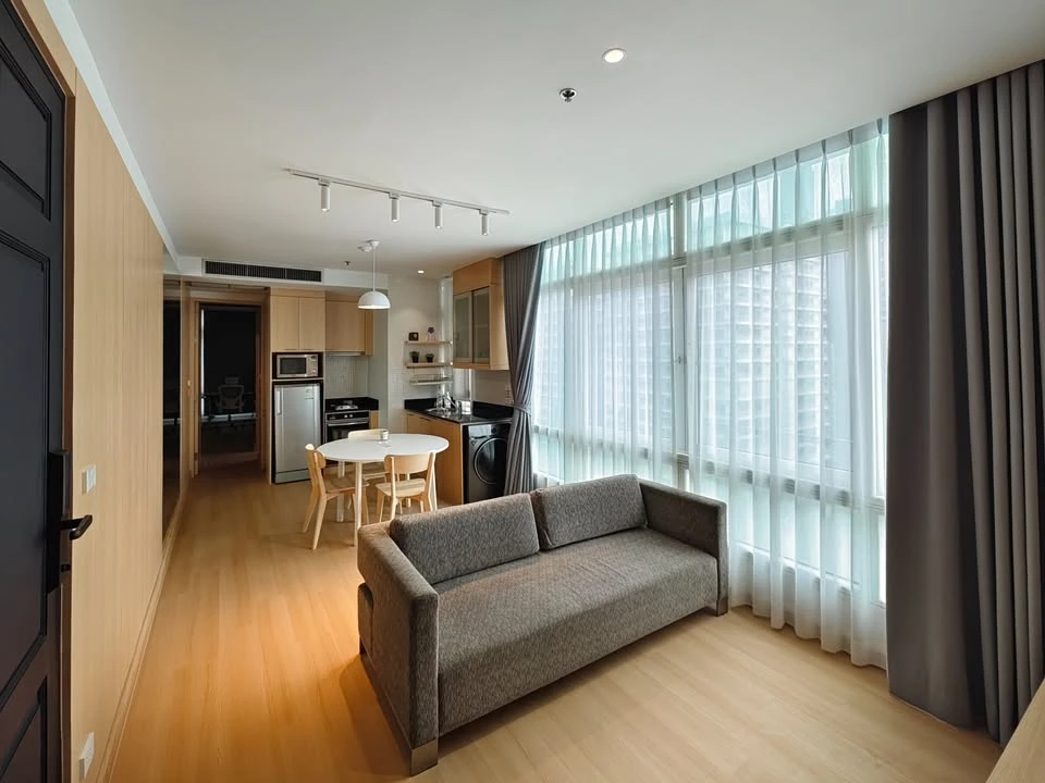 For rent: The Height Thonglor, a truly "open" condo with a 270-degree panoramic view. Corner unit with windows on two sides. Reserve now!