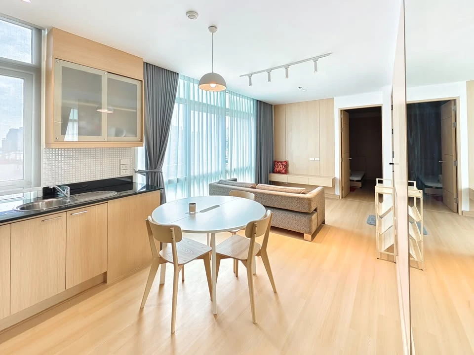 For rent: The Height Thonglor, a truly "open" condo with a 270-degree panoramic view. Corner unit with windows on two sides. Reserve now!