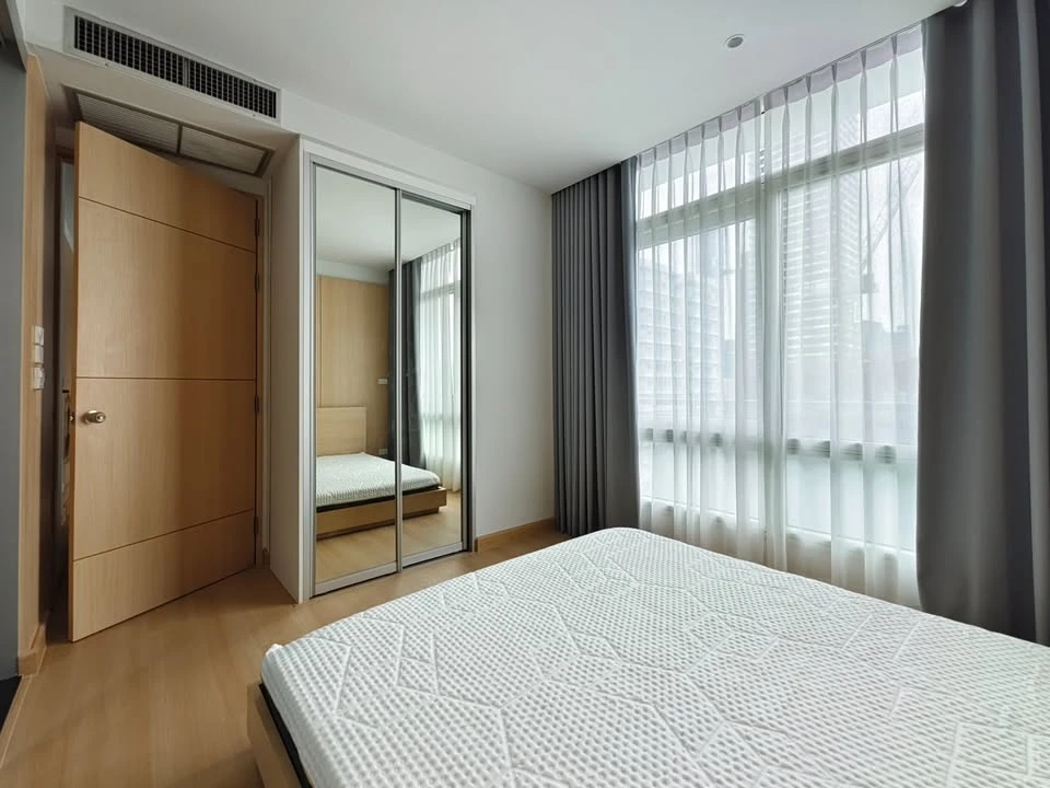 For rent: The Height Thonglor, a truly "open" condo with a 270-degree panoramic view. Corner unit with windows on two sides. Reserve now!