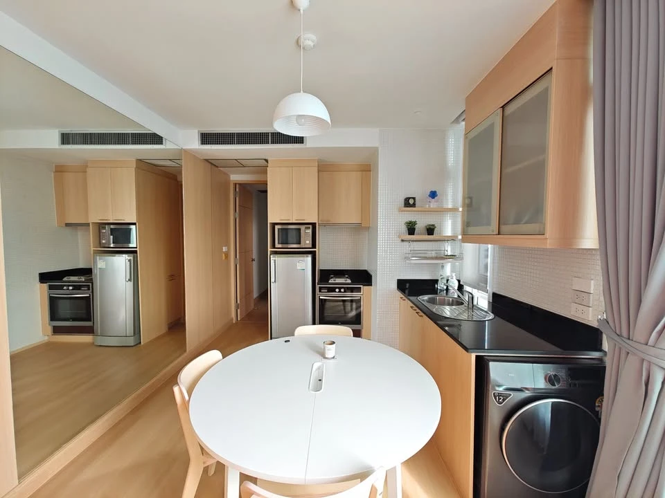 For rent: The Height Thonglor, a truly "open" condo with a 270-degree panoramic view. Corner unit with windows on two sides. Reserve now!