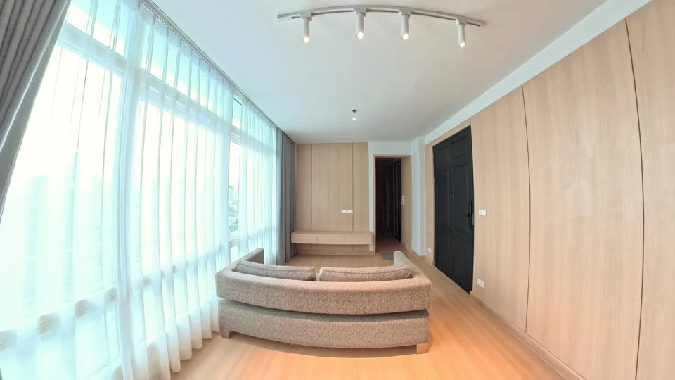 For rent: The Height Thonglor, a truly "open" condo with a 270-degree panoramic view. Corner unit with windows on two sides. Reserve now!