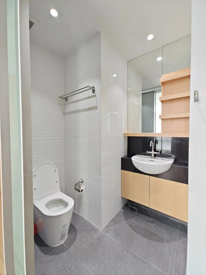 For rent: The Height Thonglor, a truly "open" condo with a 270-degree panoramic view. Corner unit with windows on two sides. Reserve now!