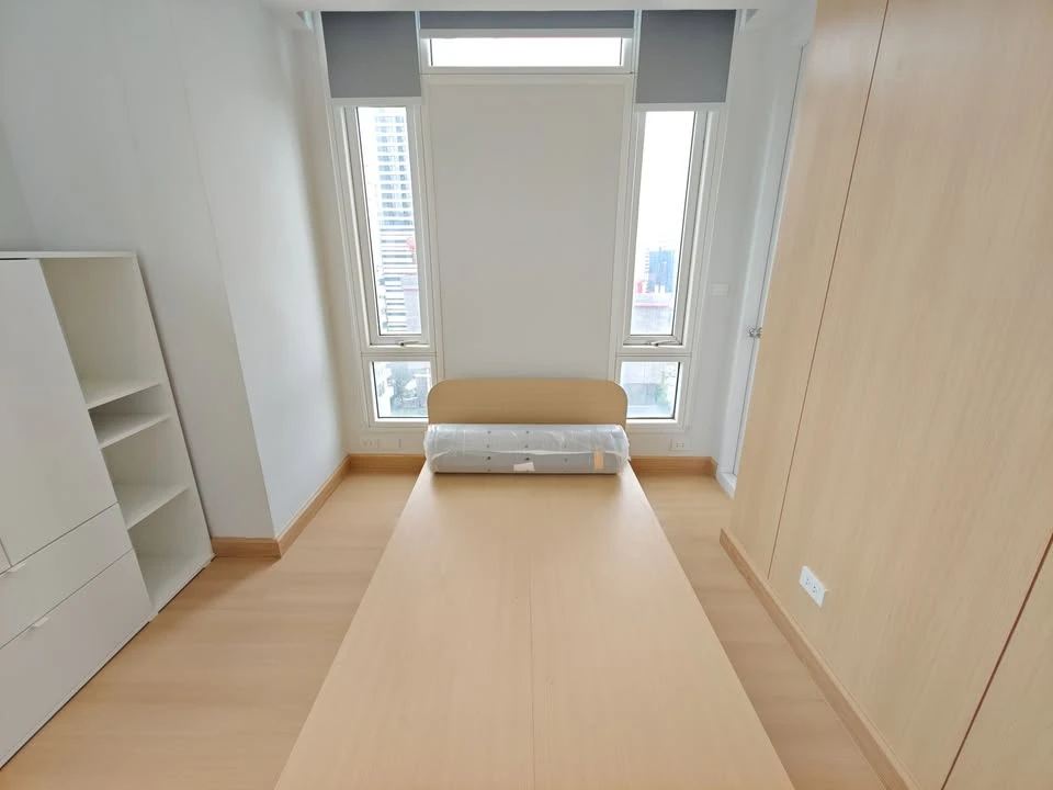 For rent: The Height Thonglor, a truly "open" condo with a 270-degree panoramic view. Corner unit with windows on two sides. Reserve now!