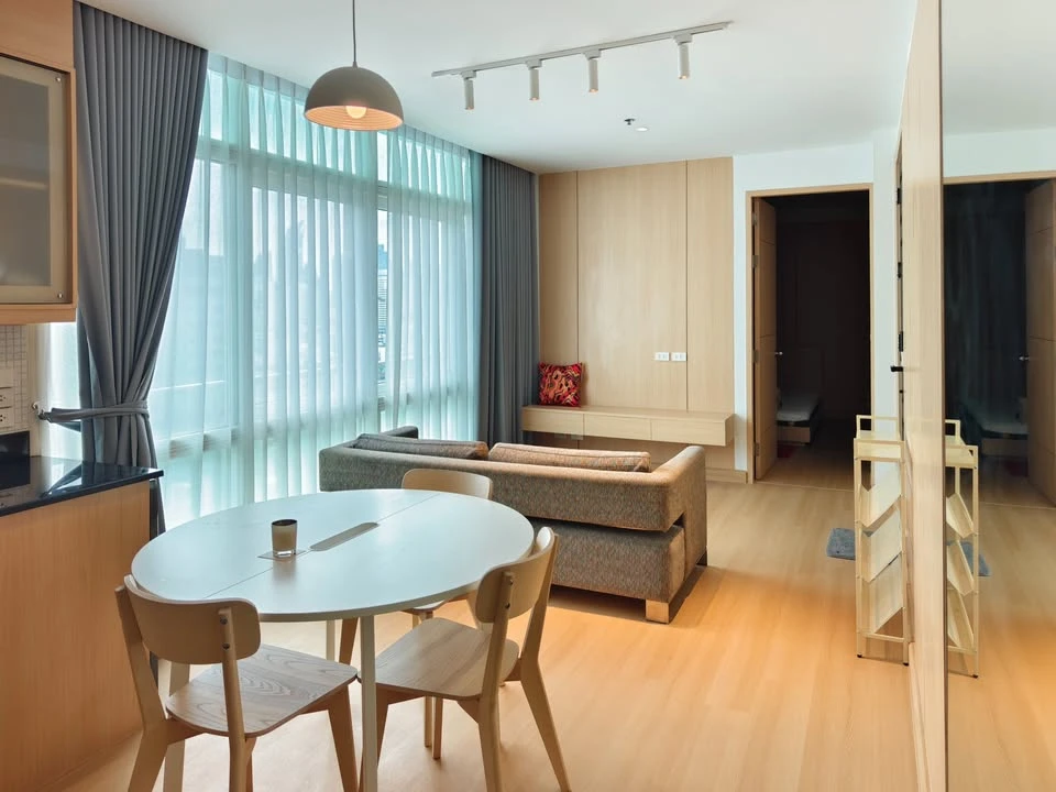For rent: The Height Thonglor, a truly "open" condo with a 270-degree panoramic view. Corner unit with windows on two sides. Reserve now!
