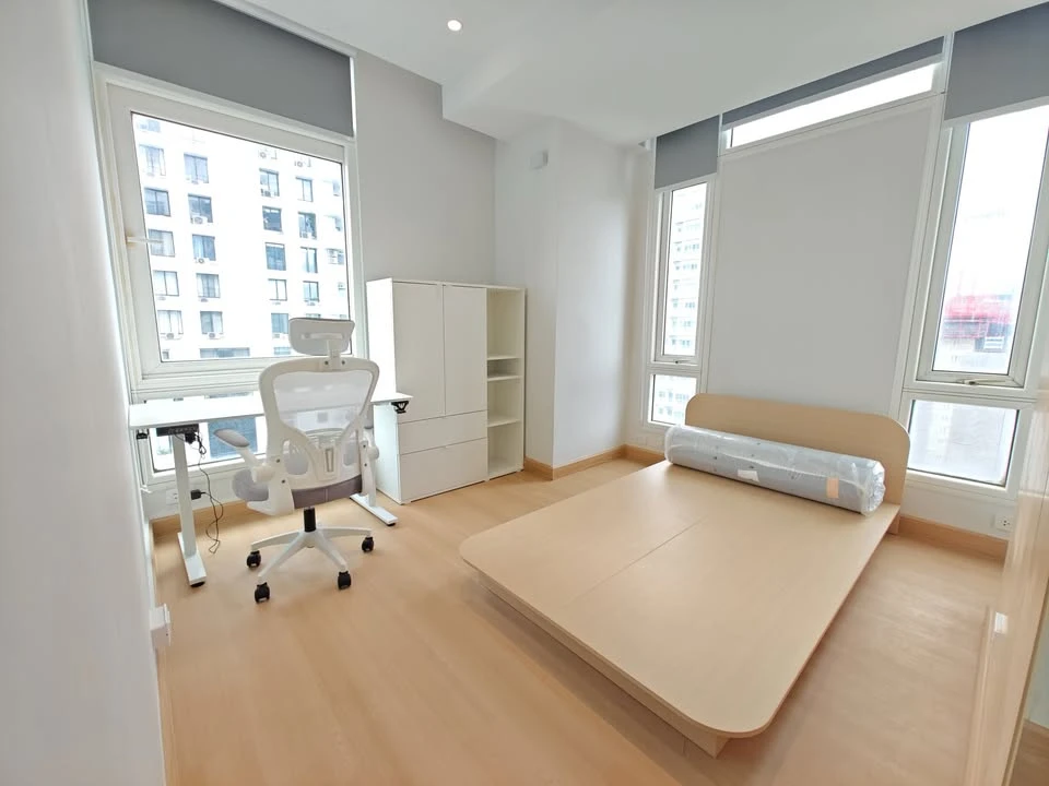For rent: The Height Thonglor, a truly "open" condo with a 270-degree panoramic view. Corner unit with windows on two sides. Reserve now!
