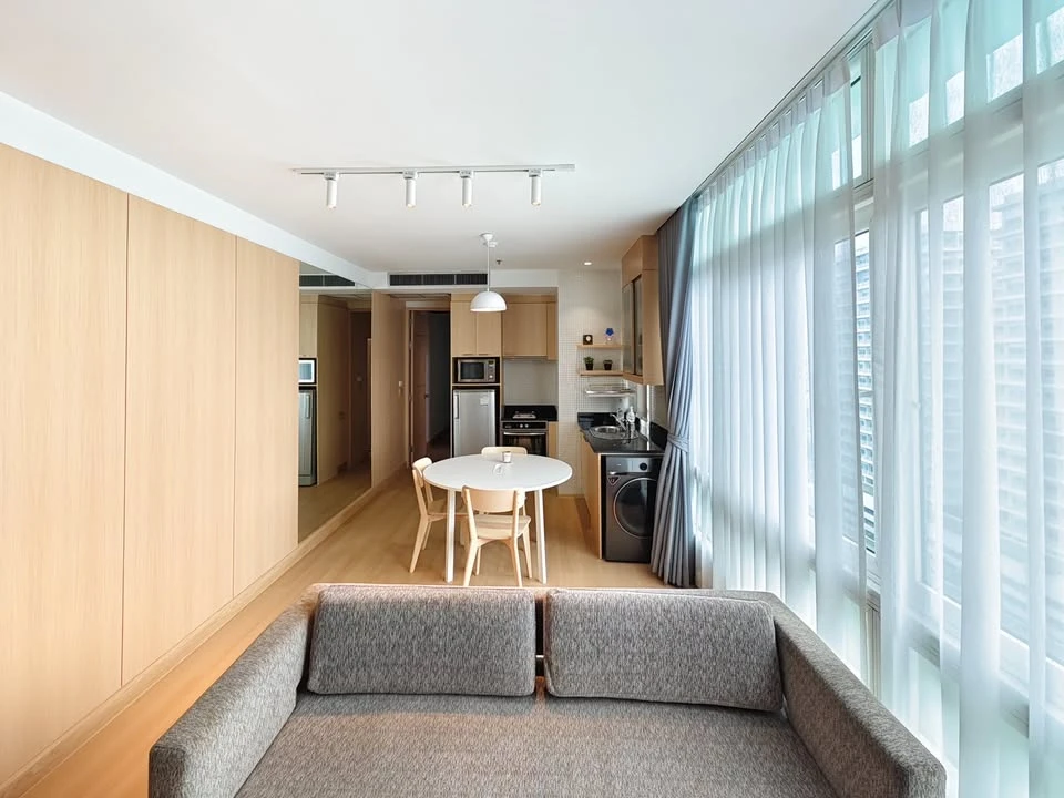 For rent: The Height Thonglor, a truly "open" condo with a 270-degree panoramic view. Corner unit with windows on two sides. Reserve now!