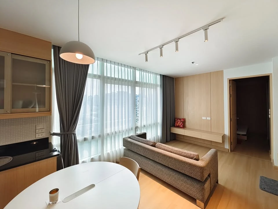 For rent: The Height Thonglor, a truly "open" condo with a 270-degree panoramic view. Corner unit with windows on two sides. Reserve now!