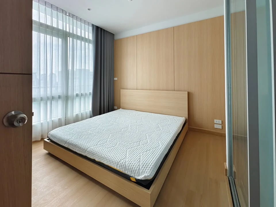 For rent: The Height Thonglor, a truly "open" condo with a 270-degree panoramic view. Corner unit with windows on two sides. Reserve now!