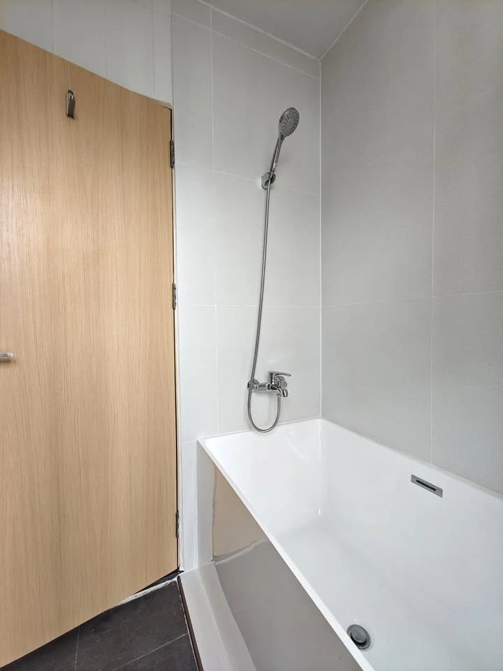 For rent: The Height Thonglor, a truly "open" condo with a 270-degree panoramic view. Corner unit with windows on two sides. Reserve now!
