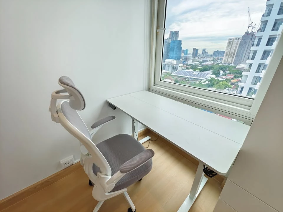 For rent: The Height Thonglor, a truly "open" condo with a 270-degree panoramic view. Corner unit with windows on two sides. Reserve now!
