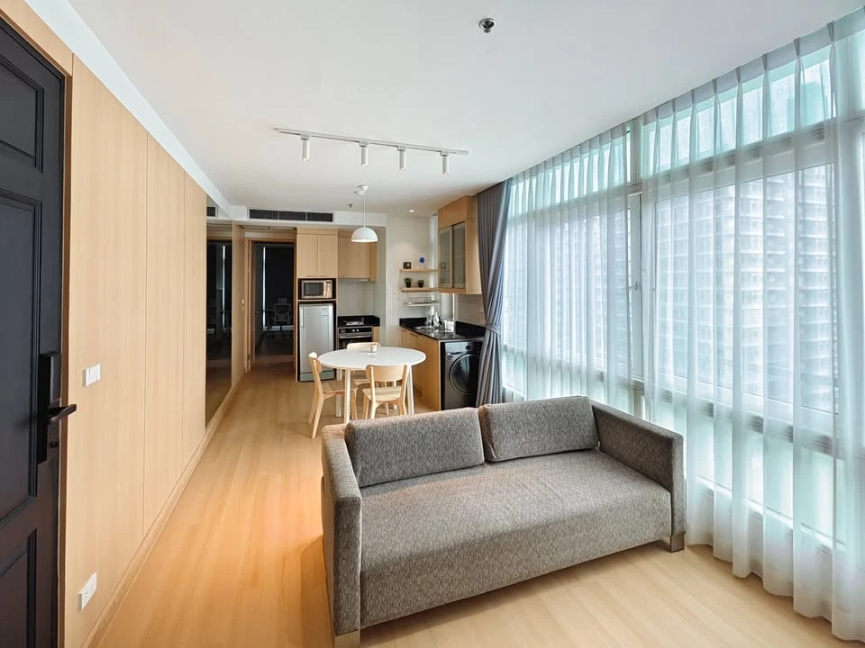 For rent: The Height Thonglor, a truly "open" condo with a 270-degree panoramic view. Corner unit with windows on two sides. Reserve now!