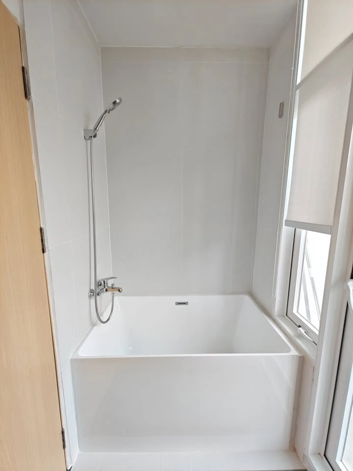 For rent: The Height Thonglor, a truly "open" condo with a 270-degree panoramic view. Corner unit with windows on two sides. Reserve now!