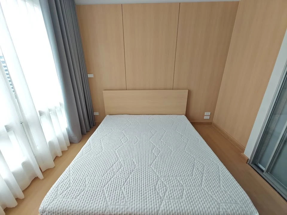 For rent: The Height Thonglor, a truly "open" condo with a 270-degree panoramic view. Corner unit with windows on two sides. Reserve now!
