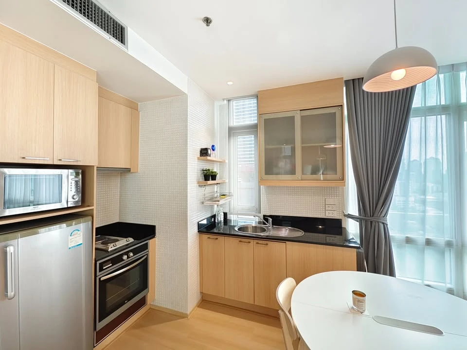 For rent: The Height Thonglor, a truly "open" condo with a 270-degree panoramic view. Corner unit with windows on two sides. Reserve now!