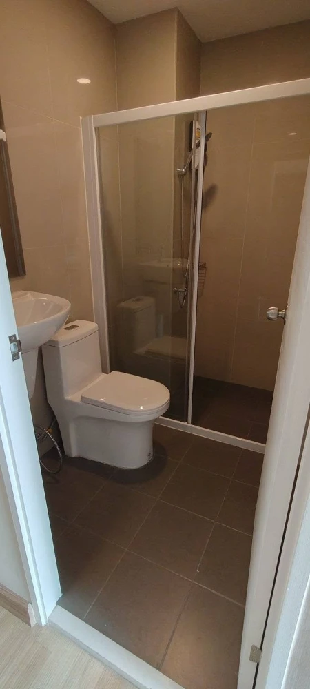 For rent: The Indeed Condo Amata, 1 bedroom, 1 bathroom, fully furnished, just bring your bags and move in.