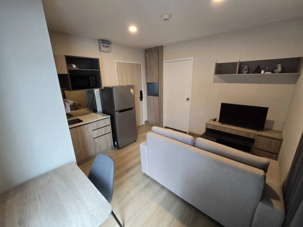 For rent: The Indeed Condo Amata, 1 bedroom, 1 bathroom, fully furnished, great location. Ready to move in.