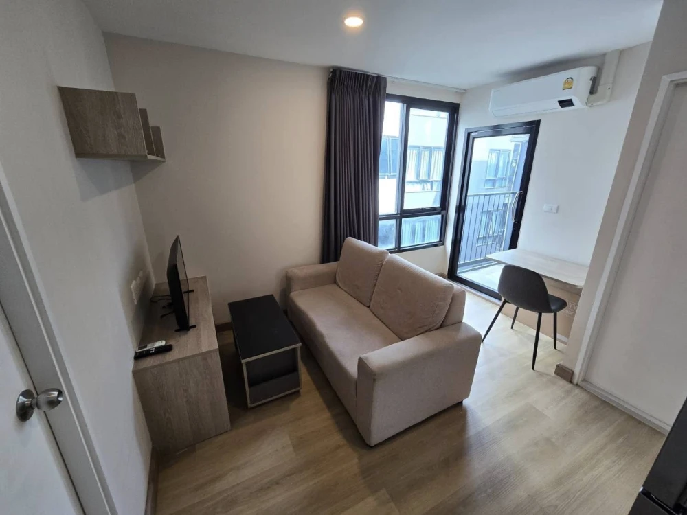 For rent: The Indeed Condo Amata, 1 bedroom, 1 bathroom, fully furnished, great location. Ready to move in.