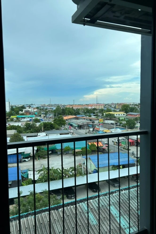 For rent: The Indeed Condo Amata, corner unit offering privacy, with high-quality built-in furniture. You won't want to miss this opportunity!