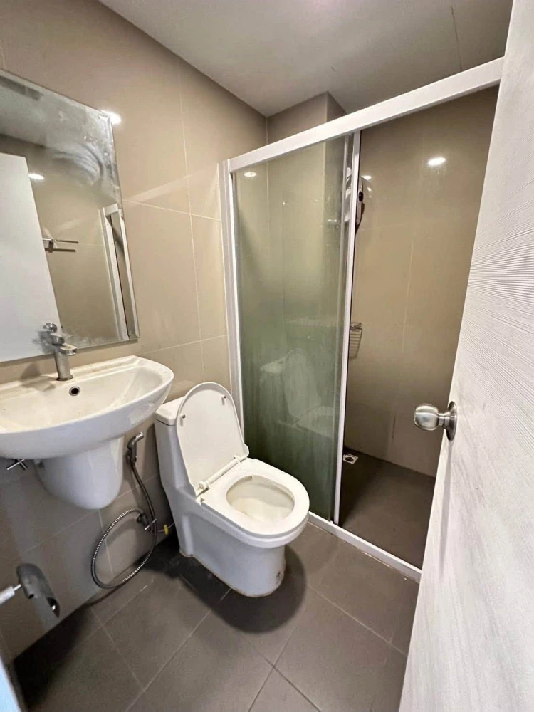 For rent: The Indeed Condo Amata, corner unit offering privacy, fully furnished and equipped with appliances. Book now!