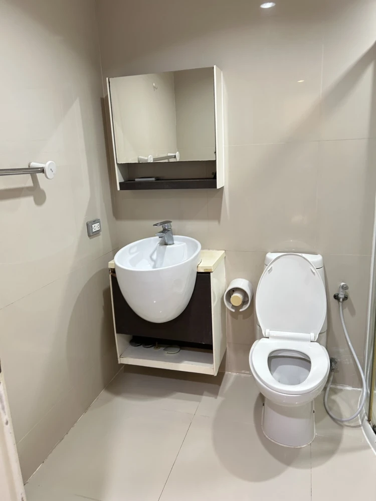 For rent: The Inspire Place ABAC Rama 9. Spacious and comfortable room with ample living space. Great value! Book now, don't miss this opportunity!
