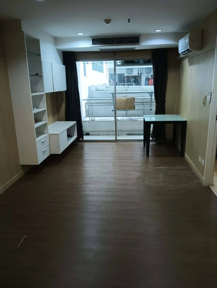 For rent: The Inspire Place ABAC Rama 9. Spacious and comfortable room with ample living space. Great value! Book now, don't miss this opportunity!