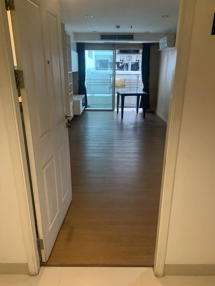 For rent: The Inspire Place ABAC Rama 9. Spacious and comfortable room with ample living space. Great value! Book now, don't miss this opportunity!