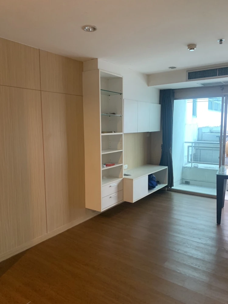 For rent: The Inspire Place ABAC Rama 9. Spacious and comfortable room with ample living space. Great value! Book now, don't miss this opportunity!