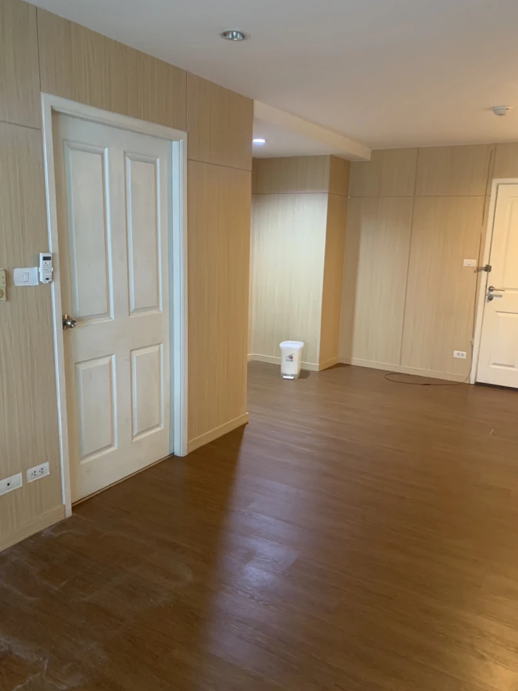 For rent: The Inspire Place ABAC Rama 9. Spacious and comfortable room with ample living space. Great value! Book now, don't miss this opportunity!