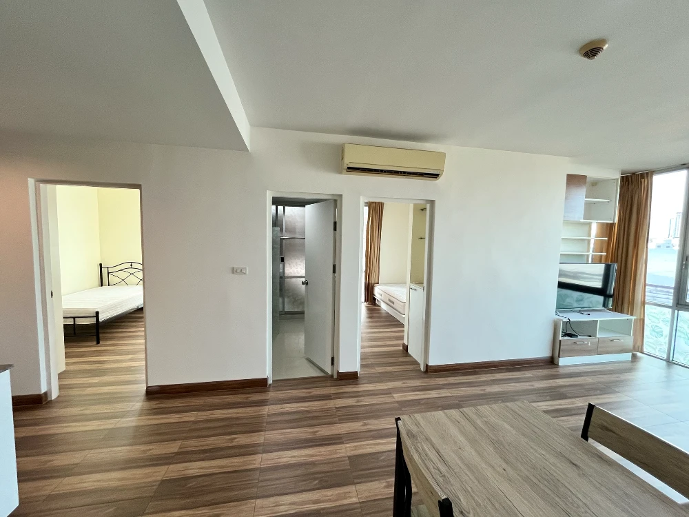For rent: The IRIS Rama 9-Srinakarin, 5th floor, fully furnished, very livable. Book now!