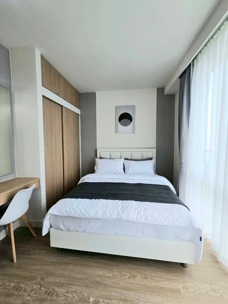 For rent: The IRIS Rama 9-Srinakarin, spacious room, decorated in a controlled tone, complete with electrical appliances. Don't miss it.