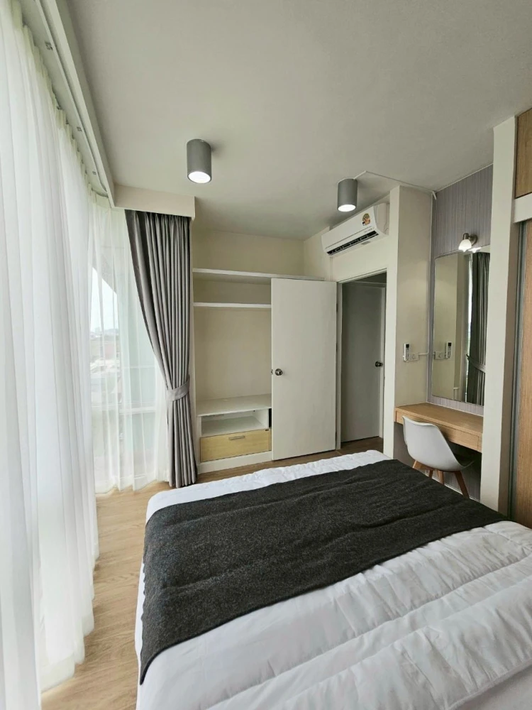 For rent: The IRIS Rama 9-Srinakarin, spacious room, decorated in a controlled tone, complete with electrical appliances. Don't miss it.