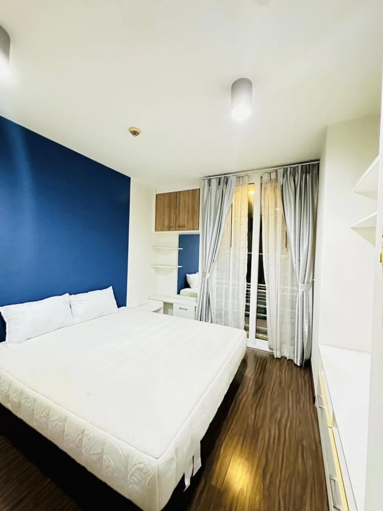For rent: The Iris Rama 9-Srinakarin, Building C, 2nd floor, on the main road, very spacious room!!! Fully furnished, ready to move in immediately.