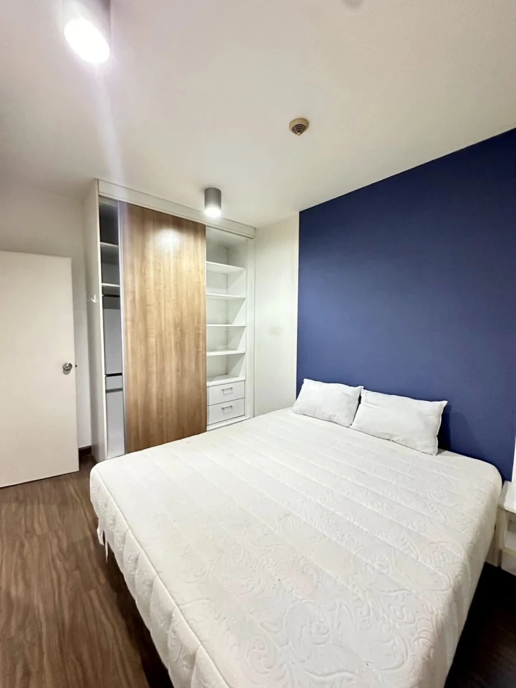 For rent: The Iris Rama 9-Srinakarin, Building C, 2nd floor, on the main road, very spacious room!!! Fully furnished, ready to move in immediately.