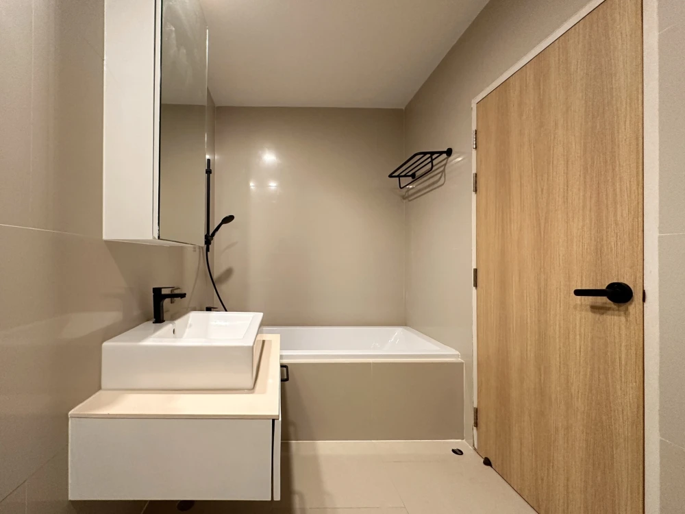 For rent: The Issara Ladprao, 43rd floor, unobstructed north view. Fully furnished with appliances, ready to move in.
