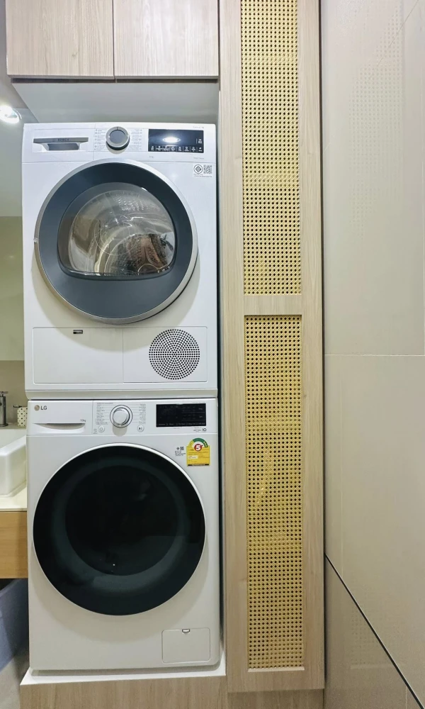 For rent: The Issara Ladprao, beautiful corner unit in a prime location. Perfect for those seeking convenience and privacy in the heart of the city. B