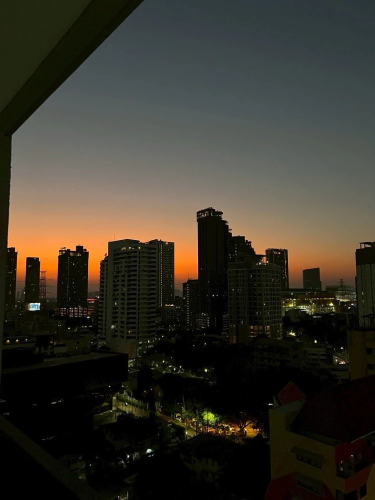 For rent: The Issara Ladprao, beautiful corner unit in a prime location. Perfect for those seeking convenience and privacy in the heart of the city. B