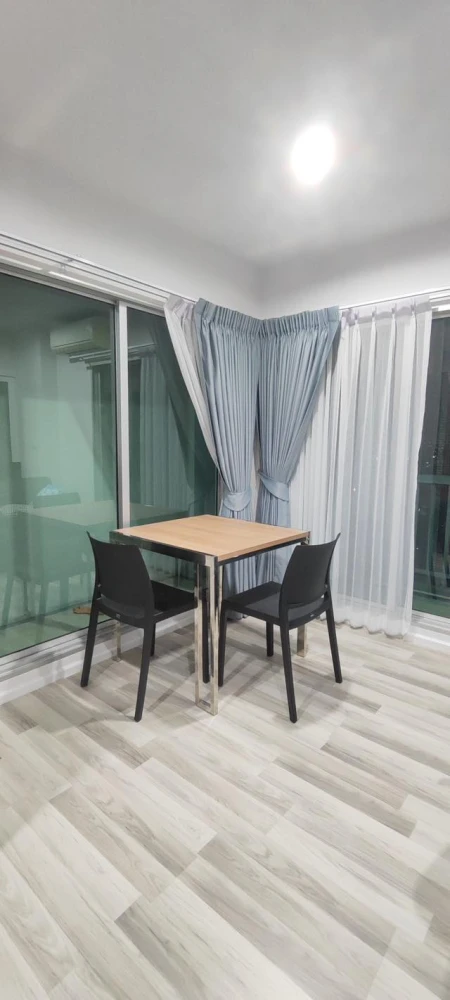 For rent: The Key Chaengwattana. Spacious room with ample usable space, fully furnished with appliances. This room is considered auspicious and brings