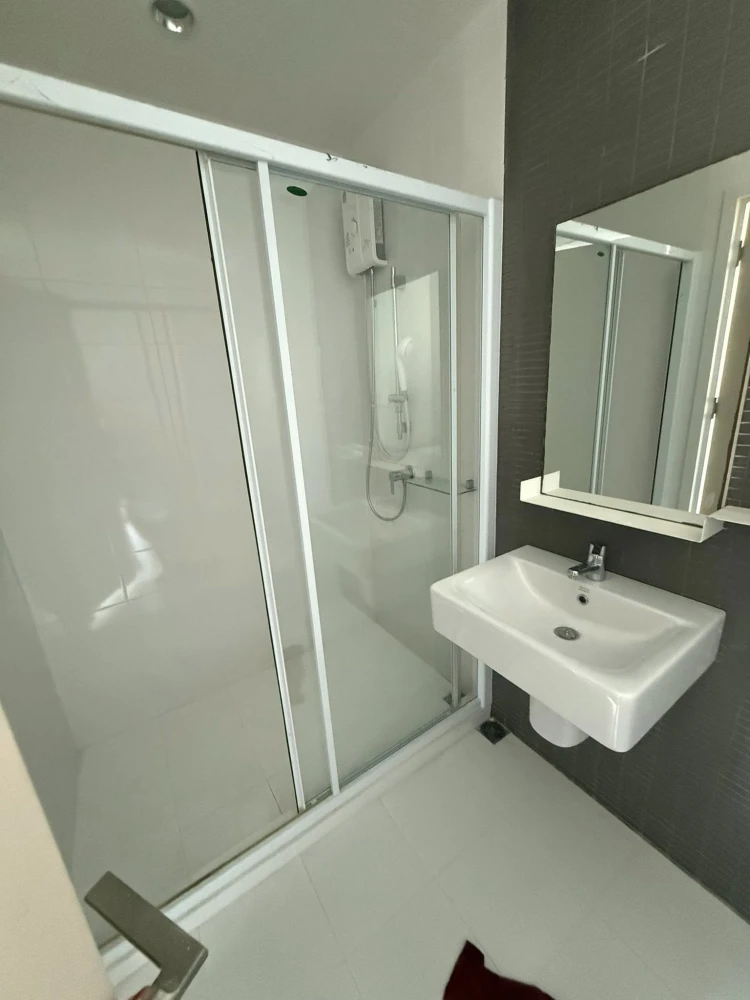 For rent: The Key Chaengwattana. Beautiful room, fully furnished, and equipped with appliances. Book now to secure your unit!