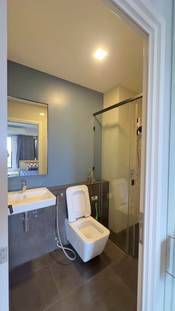 For rent: The Key MRT Phetkasem 48. Nice high-floor unit with good ventilation. Fully furnished and equipped with appliances. Book now!