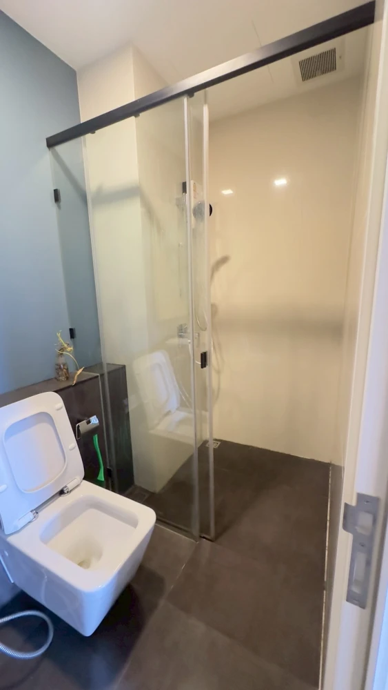 For rent: The Key MRT Phetkasem 48. Nice high-floor unit with good ventilation. Fully furnished and equipped with appliances. Book now!