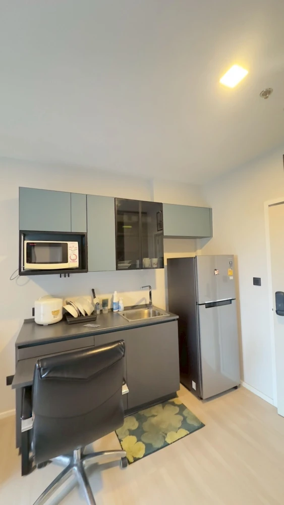 For rent: The Key MRT Phetkasem 48. Nice high-floor unit with good ventilation. Fully furnished and equipped with appliances. Book now!