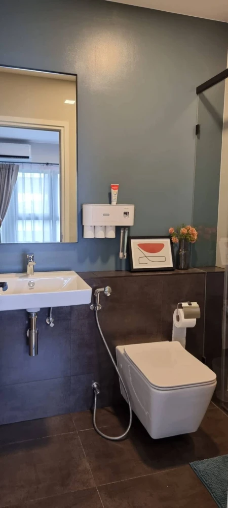 For rent: THE KEY MRT Phetkasem 48, 1-bedroom unit with modern classic built-in furniture. Just bring your belongings and move in.