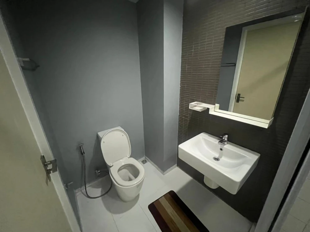 For rent: The Key Phahonyothin, Building B, 2nd floor, blue-toned room, very comfortable, fully furnished, don't miss it.