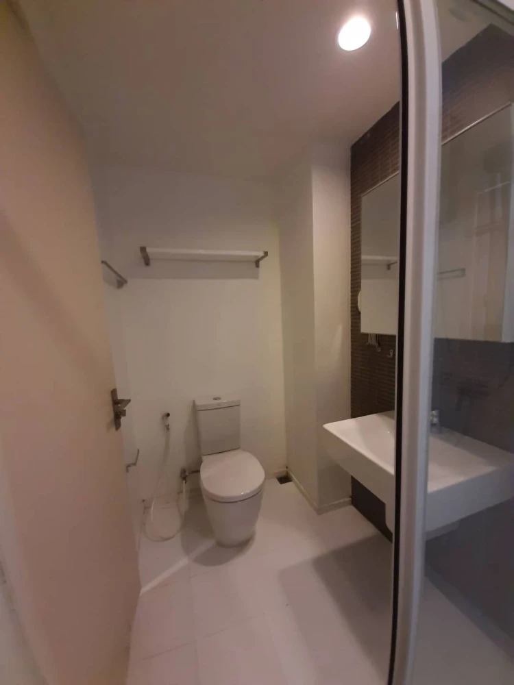 For rent: The Key Phahonyothin, ready-to-move-in room, fully furnished, just bring your own luggage and move in. Hurry and reserve now!