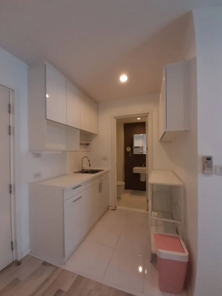 For rent: The Key Phahonyothin, ready-to-move-in room, fully furnished, just bring your own luggage and move in. Hurry and reserve now!