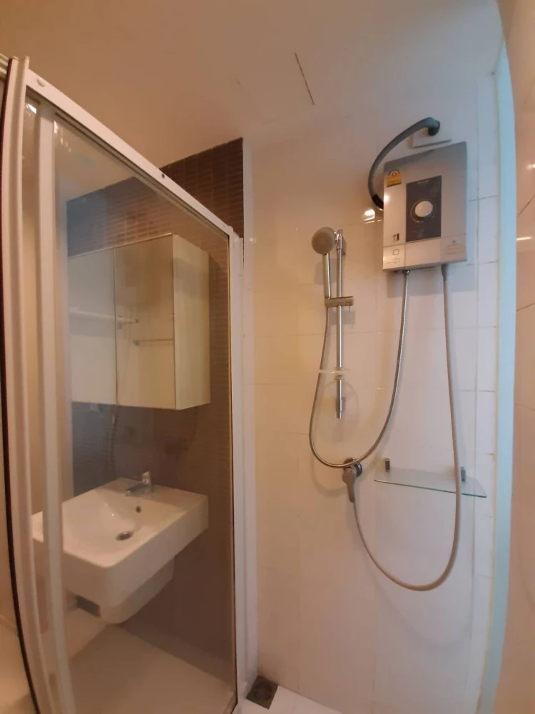 For rent: The Key Phahonyothin, ready-to-move-in room, fully furnished, just bring your own luggage and move in. Hurry and reserve now!
