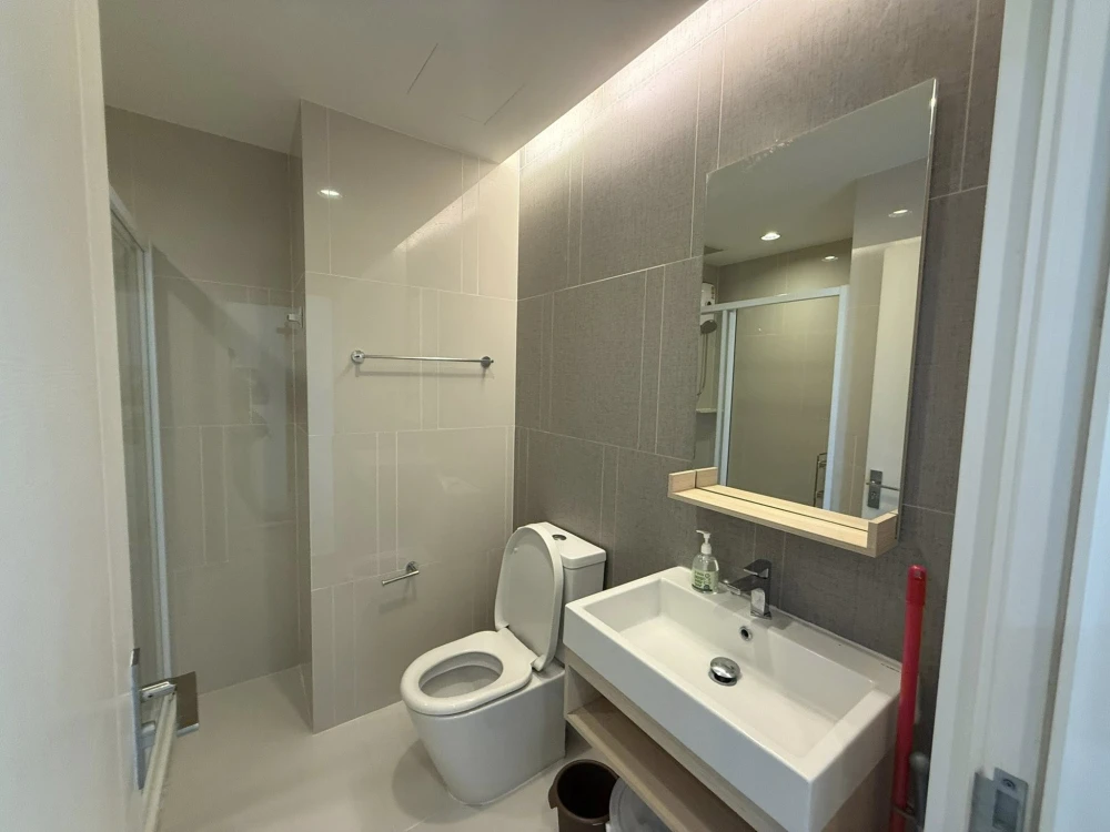 For rent: The Key Sathorn-Charoenraj, spacious room, plenty of living space, complete amenities, book now!